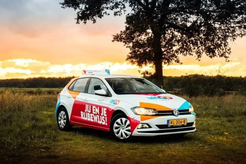 LesGO rijschool auto rijdt door de woonwijk Woolde in Hengelo tijdens een rijles