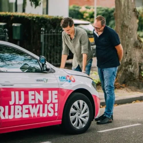 Rijinstructeur met leerling bij rijschool in Roermond