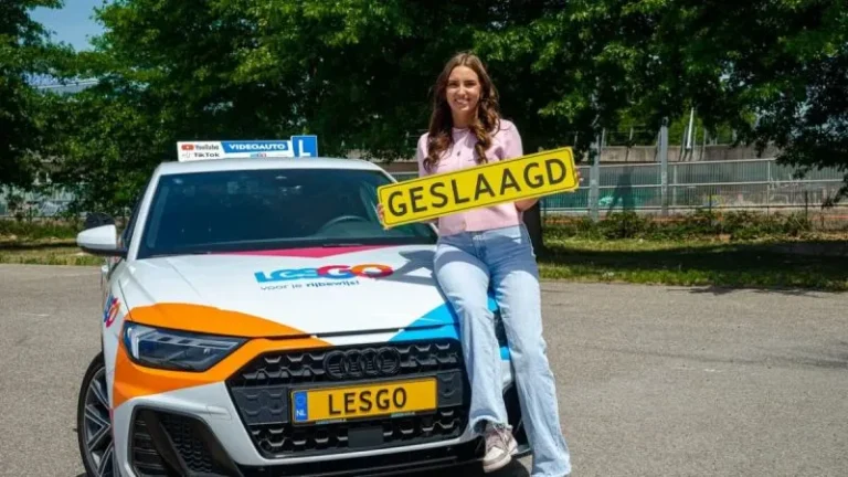LesGO lesauto rijdt door Amsterdam tijdens een praktijkles